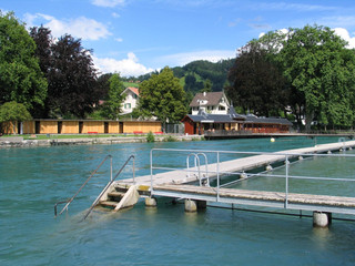 thun-schwaebis-flussbad-sommer-aare-erfrischung