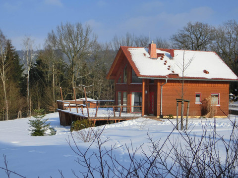 Das Ferienhaus im Winterkleid mit Rodelberg