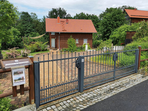 Einfahrt zum Ferienhaus mit eigenen Parkplätzen