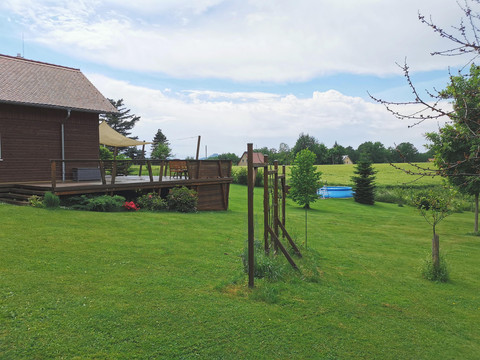 großes gepflegtes Grundstück mit Liegewiese