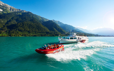 boenigen-jetboat-sommer-brienzersee-panorama-kursschiff-berge-boot-pedalo