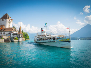 oberhofen-schloss-schiff-bluemlisalp-sommer-dampfschiff-niesen