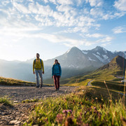 maennlichen-wandern-berge-sommer-aktivitaet
