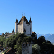 thun-schloss-sommer-niesen-schlossberg