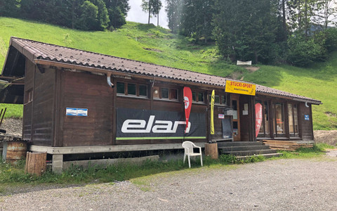 Le magasin de Stucki-Sport situé directement à la station inférieure des remontées mécaniques du Wiriehorn