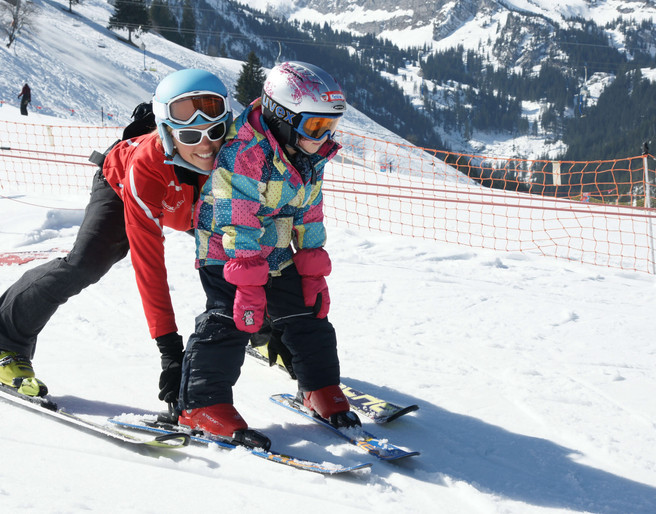La monitrice de ski montre à son élève comment freiner