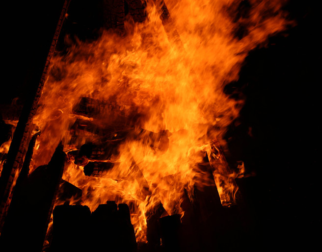 Flammes dans la nuit