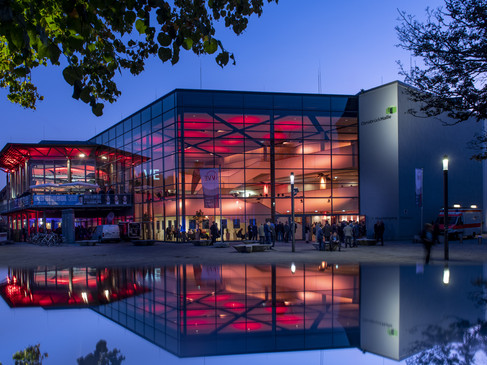 Osnabrück: de hal verlicht in de avond