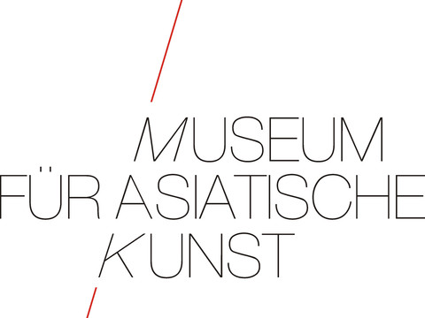 Logo Asiatisches Museum Logo des Museums für Asiatische Kunst, schlichtes Design mit schwarzen Buchstaben und roten Linien.