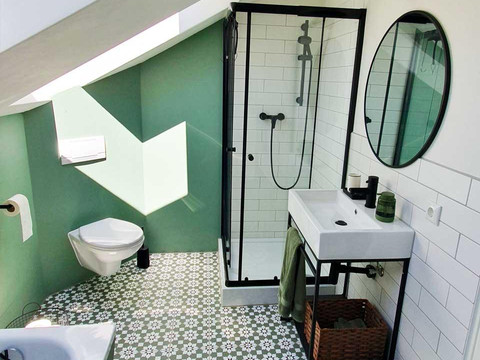 Bad mit Wanne und Dusche