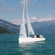 thunersee-sommer-segeln-berge-sailbox
