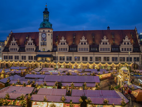 3209_Leipzig_Altstadt_Nacht_Weihnachtsmarkt_SRoseFotografie.jpg Der Leipziger Weihnachtsmarkt bei Nacht, beleuchtete Stände vor dem historischen Alten Rathaus.The Leipzig Christmas market at night, illuminated stalls in front of the historic Old Town Hall.Noční vánoční trh v Lipsku, osvětlené stánky před historickou Starou radnicí.Jarmark bożonarodzeniowy w Lipsku nocą, oświetlone stragany przed zabytkowym Ratuszem Staromiejskim.De kerstmarkt van Leipzig bij nacht, verlichte kraampjes voor het historische oude stadhuis.Il mercatino di Natale di Lipsia di notte, con le bancarelle illuminate di fronte allo storico Municipio della città vecchia.