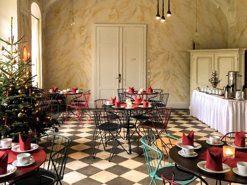 Schloss Prossen Gemütlicher Raum mit Weihnachtsbaum, runden Tischen und roten Servietten, gedeckt mit Tassen und Kerzen; im Hintergrund eine Anrichte mit Getränken.Cozy room with Christmas tree, round tables and red napkins, set with cups and candles; in the background a sideboard with drinks.Útulná místnost s vánočním stromkem, kulatými stoly a červenými ubrousky, prostřenými šálky a svíčkami; v pozadí příborník s nápoji.Przytulny pokój z choinką, okrągłymi stołami i czerwonymi serwetkami, zastawiony filiżankami i świecami; w tle kredens z napojami.Gezellige kamer met een kerstboom, ronde tafels en rode servetten, gedekt met kopjes en kaarsen; een dressoir met drankjes op de achtergrond.Sala accogliente con albero di Natale, tavoli rotondi e tovaglioli rossi, apparecchiati con tazze e candele; sullo sfondo una credenza con bevande.