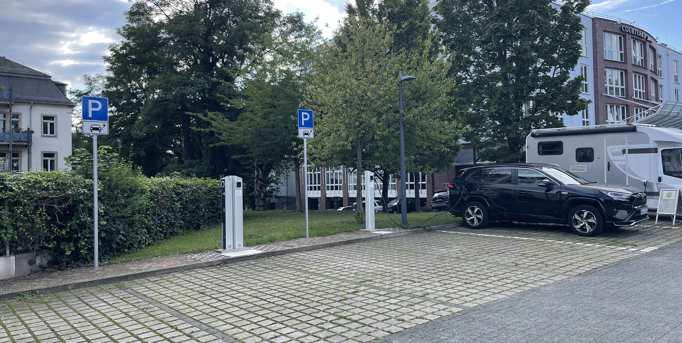 Parkplätze mit Elektrotankstelle Parkplätze mit Elektrotankstelle vor dem Courtyard by Marriott DresdenParking spaces with electric charging stations in front of the Courtyard by Marriott Dresden