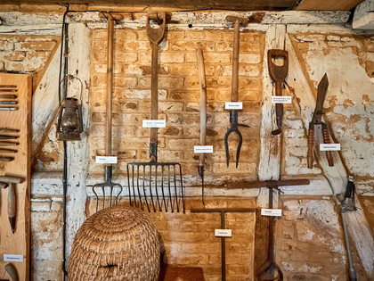 Gärtnermuseum Wolfenbüttel Alte Gartengeräte hängen an Fachwerk-ZiegelwandOld garden tools hanging on half-timbered brick wallGamle haveredskaber hænger på en murstensvæg af bindingsværkOud tuingereedschap aan vakwerkmuur
