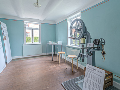 Gärtnermuseum Wolfenbüttel Alte Dosenverschlussmaschine und diverse AusstellungstafelnOld can seaming machine and various exhibition panelsGammel dåsesømningsmaskine og forskellige udstillingspanelerOude blikjesnaaimachine en diverse tentoonstellingspanelen