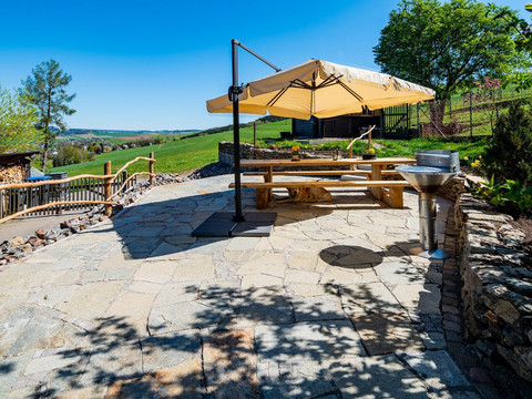 die Terrasse zur Ferienwohnung "Mückenbach"