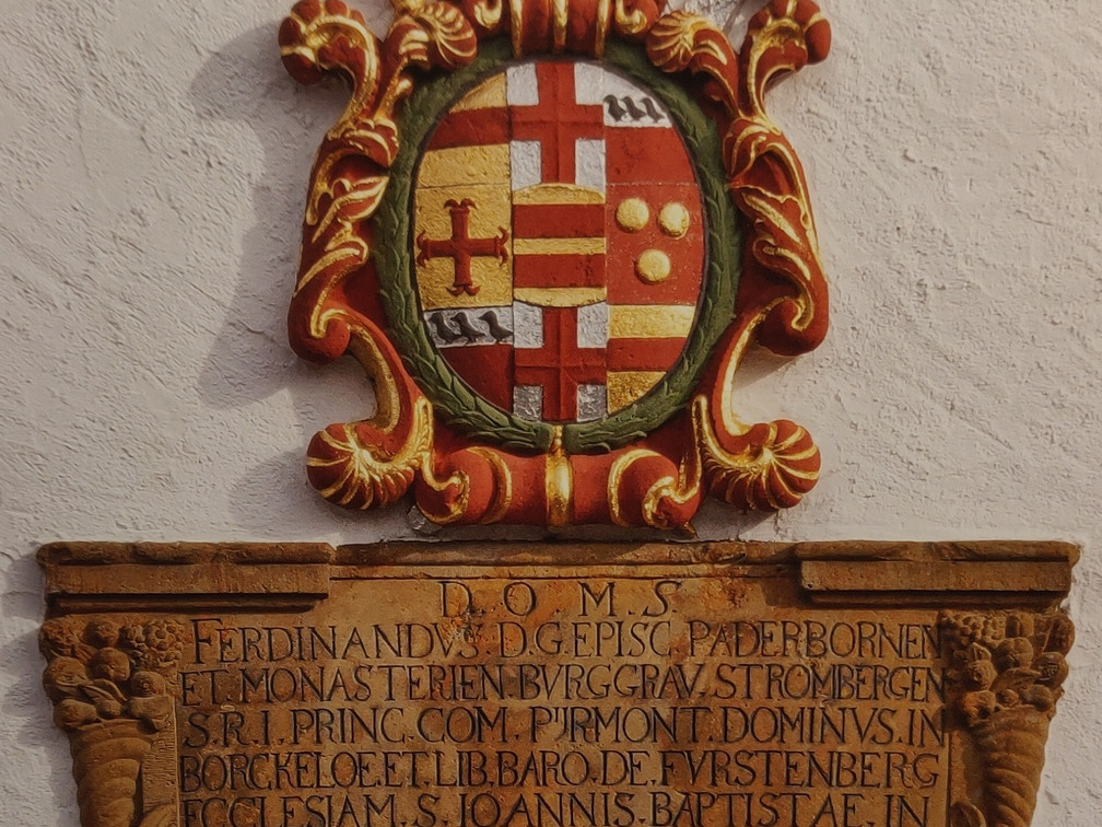 Wappen an der Kirche St. Johannes Baptist_HRenerig.jpg