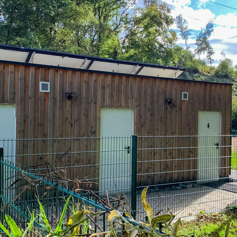 Waschhaus mit Toilette und Dusche