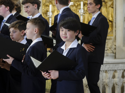 KRCH-7058.jpg Eine Gruppe von Jungen im Chor singt in einer Kirche, hält Notenblätter in eleganten Anzügen.A group of boys in a choir sings in a church, holding sheet music in elegant suits.Skupina chlapců ve sboru zpívá v kostele a v elegantních oblecích drží noty.Grupa chłopców w chórze śpiewa w kościele, trzymając nuty w eleganckich garniturach.Een groep jongens in een koor zingt in een kerk, met bladmuziek in de hand in elegante pakken.Un gruppo di ragazzi di un coro canta in una chiesa, tenendo in mano spartiti in abiti eleganti.