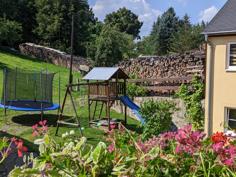 Trampolin im Innenhof