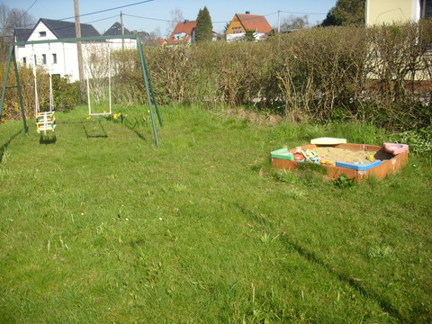 Schaukel und Sandkasten