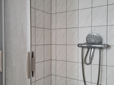 Badezimmer mit Dusche und WC