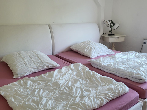 Schlafzimmer mit zwei französischen Betten