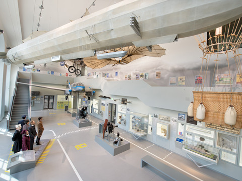 Muzeum Transportu w Dreźnie_ Wystawa lotnicza.jpg Luftfahrtausstellung im Verkehrsmuseum DresdenAviation exhibition at the Dresden Transport MuseumLetecká výstava v drážďanském dopravním muzeuWystawa lotnicza w Muzeum Transportu w DreźnieLuchtvaart tentoonstelling in het Dresden Transport MuseumMostra sull'aviazione al Museo dei Trasporti di Dresda