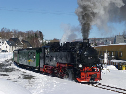 Schmalspurbahn/ Dampflok, Bahnhof ca. 100m vom Hau