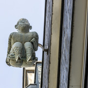 Kallendresser Der "Kallendresser" ist eine einzigartige Skulptur in Köln. Sie zeigt eine hockende Figur, die symbolisch über die Dachrinne "kneift".The "Kallendresser" is a unique sculpture in Cologne. It shows a squatting figure symbolically "pinching" over the gutter.