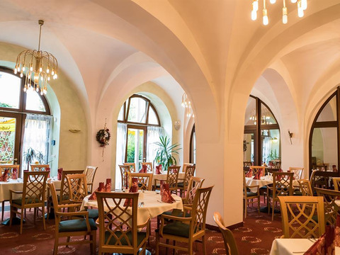 Restaurant mit gewölbter Decke