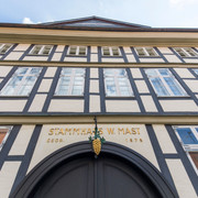 Stammhaus-Mast.jpg Fachwerkhaus mit goldener Traube über dem Eingang