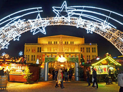 Leipziger-Weihnachtsmarkt_Andreas-Schmidt_leipzig.travel.jpg Leipziger Weihnachtsmarkt mit strahlendem Lichterbogen, Verkaufsständen und Besuchern in festlicher Atmosphäre.Leipzig Christmas market with a radiant arch of lights, stalls and visitors in a festive atmosphere.Lipský vánoční trh s třpytivým světelným obloukem, stánky a návštěvníky ve sváteční atmosféře.Jarmark bożonarodzeniowy w Lipsku z błyszczącym łukiem świateł, straganami i odwiedzającymi w świątecznej atmosferze.Kerstmarkt in Leipzig met een glinsterende boog van lichtjes, kraampjes en bezoekers in een feestelijke sfeer.Mercatino di Natale di Lipsia con un arco scintillante di luci, bancarelle e visitatori in un'atmosfera di festa.