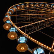 Cologne Ferris wheel Detailreiche Aufnahme eines beleuchteten Riesenrads bei Nacht, das mit warmen, goldenen Lichtern in die Dunkelheit strahlt.Detailed shot of an illuminated Ferris wheel at night, shining into the darkness with warm, golden lights.