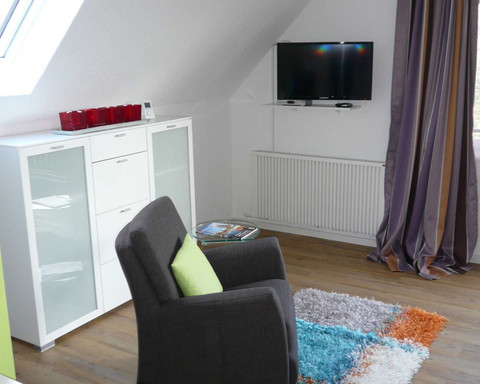 Sidebord mit Geschirr- und Fernsehbereich