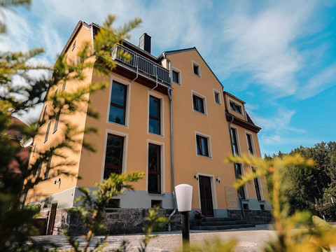 Ein Haus mit vier modernen Ferienwohnungen