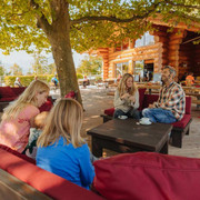 restaurant-blockhaus-camping-alpenblick-sitzplatz-gaeste.jpg