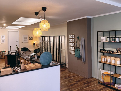 G-Werk_innen.jpg Moderner Laden mit Tresen und minimalistischen Regalen