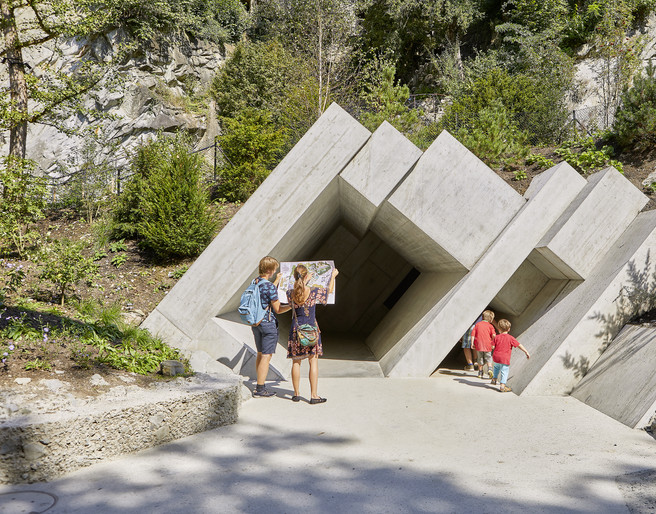 Gletschergarten Felsenwelt mit BesucherRock world with visitorsLe monde des rochers avec un visiteur