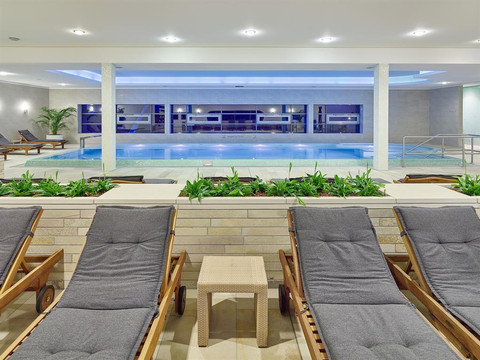 Hotel Elbresidenz: Pool mit Liegen