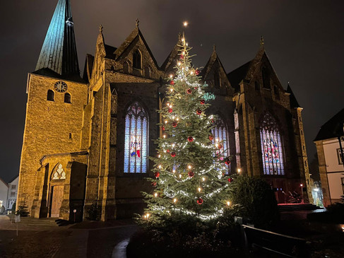 weihnachtsmarkt_kirche.jpg