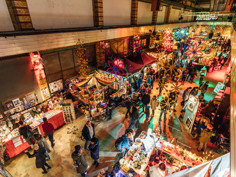 Weihnachtsmarkt am Connewitzer Kreuz - Weihnachten in Leipzig Blick von oben in das Werk 2, in dem die Besucher durch die zahlreichen Stände mit Handwerkskunst und Leckereien stöbernView from above into Plant 2, where visitors browse through the numerous stalls with handicrafts and delicaciesPohled shora do závodu 2, kde si návštěvníci prohlížejí četné stánky s řemeslnými výrobky a pochoutkami.Widok z góry na Plant 2, gdzie odwiedzający przeglądają liczne stragany z rękodziełem i smakołykami.Uitzicht van bovenaf in Plant 2, waar bezoekers snuffelen tussen de vele kraampjes met handwerk en lekkernijenVista dall'alto dello Stabilimento 2, dove i visitatori possono curiosare tra le numerose bancarelle di prodotti artigianali e dolciumi.