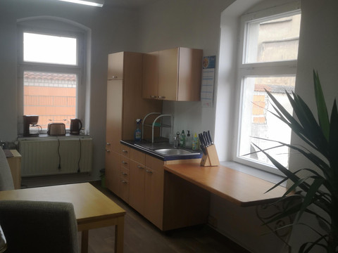 Küche mit Frühstückstisch im OG