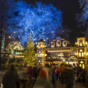 Heinzels Winter Fairytale Der Weihnachtsmarkt auf dem Alter Markt in Köln strahlt im Lichterglanz mit Festdekoration und festlichem Torbogen, eingerahmt von blauen Bäumen.The Christmas market on the Alter Markt in Cologne shines in a blaze of lights with festive decorations and a festive archway, framed by blue trees.De kerstmarkt op de Alter Markt in Keulen schittert in een vuurzee van lichtjes met feestelijke decoraties en een feestelijke boog, omlijst door blauwe bomen.