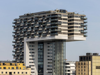 Crane houses Das Bild zeigt eines der markanten Kranhäuser in Köln, moderne Architektur direkt am Rhein.The picture shows one of the striking crane buildings in Cologne, modern architecture directly on the Rhine.