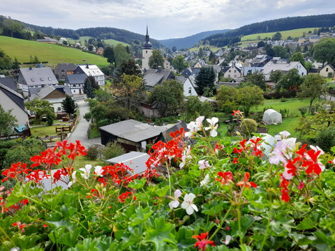 Blick vom Balkon auf das Köhlerdorf Sosa