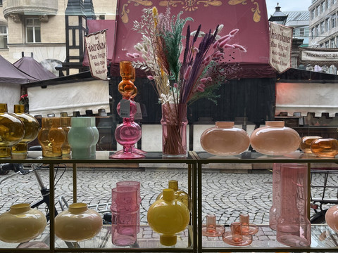 Farbenfrohe Vasen im Schaufenster des Concept Stores Lipsi Klub in Leipzig - Kreatives und Handwerk