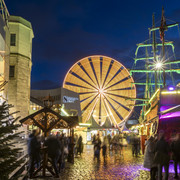 Cologne harbor Christmas market Weihnachtsmarkt bei Nacht mit einem großen, hell beleuchteten Riesenrad im Hintergrund und einem detailreichen, festlich geschmückten Piratenschiff im Vordergrund. Menschen schlendern über den beleuchteten Kopfsteinpflasterweg, umgeben von festlich dekorierten Verkaufsständen.Christmas market at night with a large, brightly lit Ferris wheel in the background and a detailed, festively decorated pirate ship in the foreground. People stroll along the illuminated cobblestone path, surrounded by festively decorated stalls.