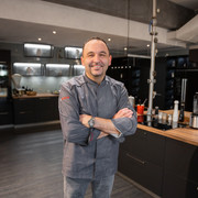 Alexandro Pape in seiner Kochinsel